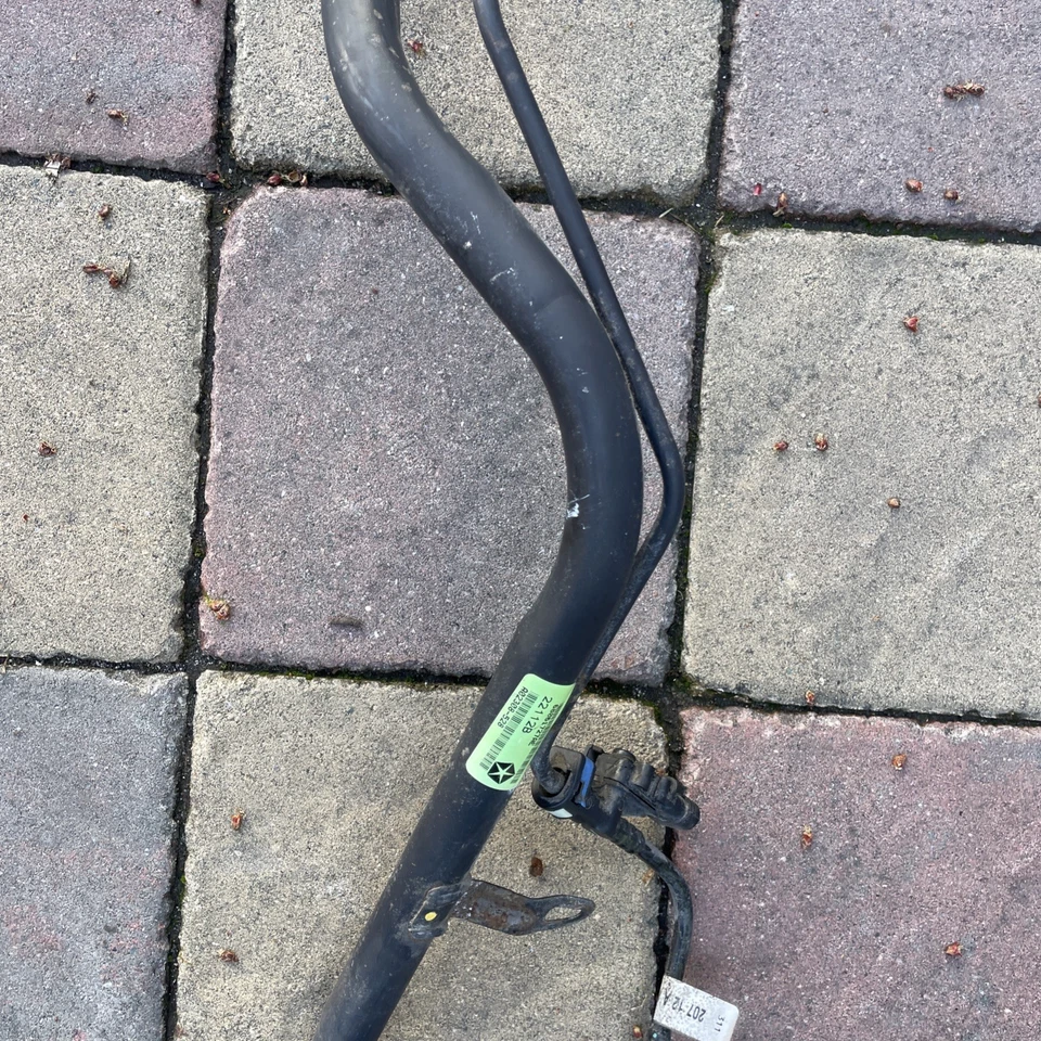 Dodge Challenger 2011-2023 tanque de combustible llenado de gasolina cuello tubo manguera fabricante de equipos originales G/D Foto 3 de 4