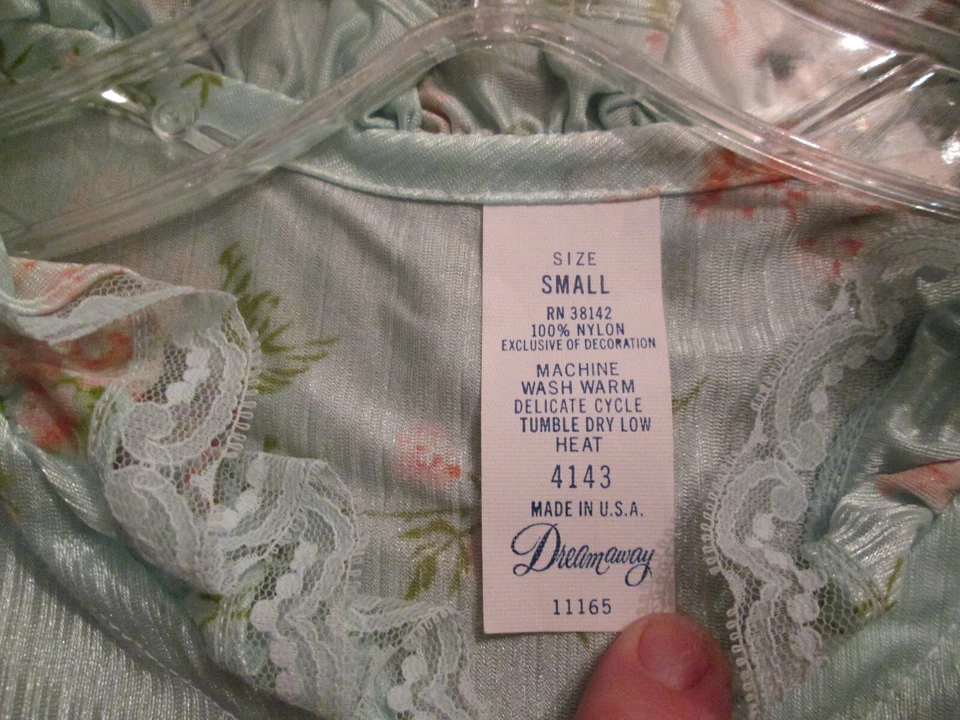 Bata de nailon sedosa con ribete floral azul Dream Away de colección bolsillo con botones para mujer S Foto 3 de 3