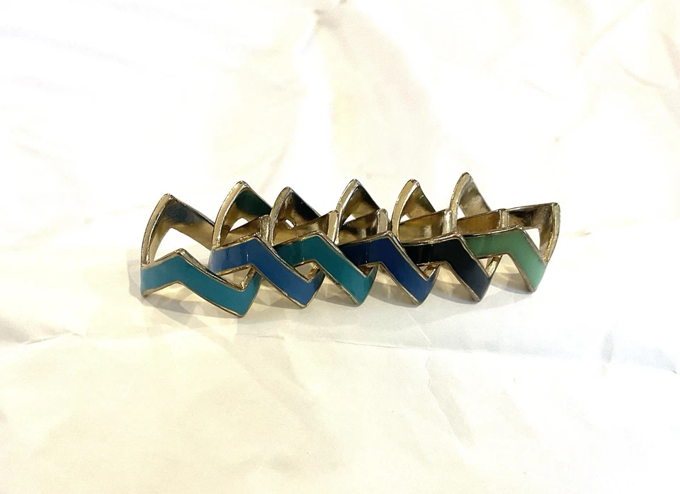 Juego de 6 anillos dorados Chevron 7 7,5 8 cóctel esmaltados azul turquesa azul verde azulado de ASOS Foto 3 de 4