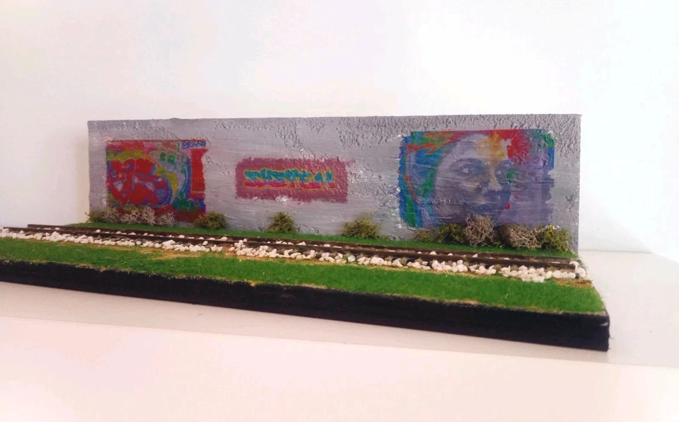 Diorama Ferroviario Artigianale Scala 1:87 Con Murales  - Immagine 3 di 4