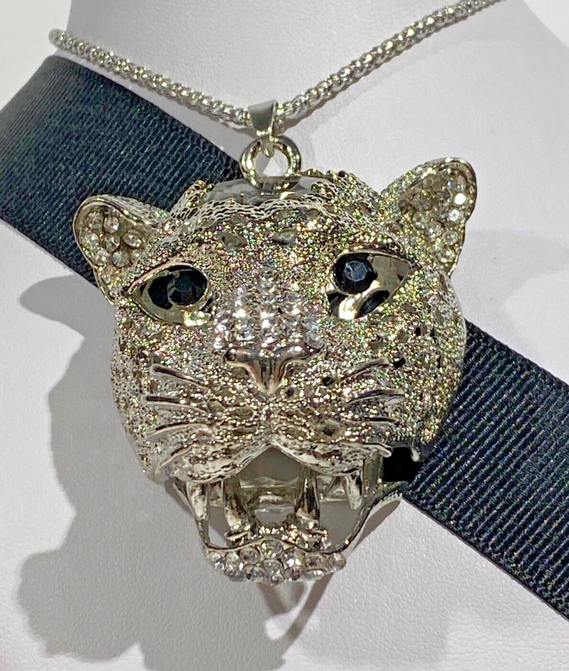 PINGENTE BETSEY JOHNSON PRATA BRILHANTE CABEÇA DE PANTERA GRANDE CENTRO CRISTAL - Imagem 3 de 4