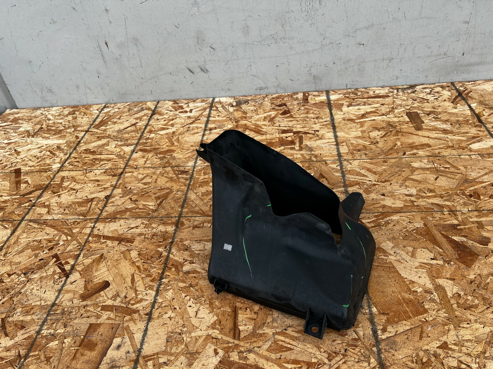 FRONT RIGHT AIR DUCT RADIATOR COVER 8050398 BMW F06 650I 640I (12  