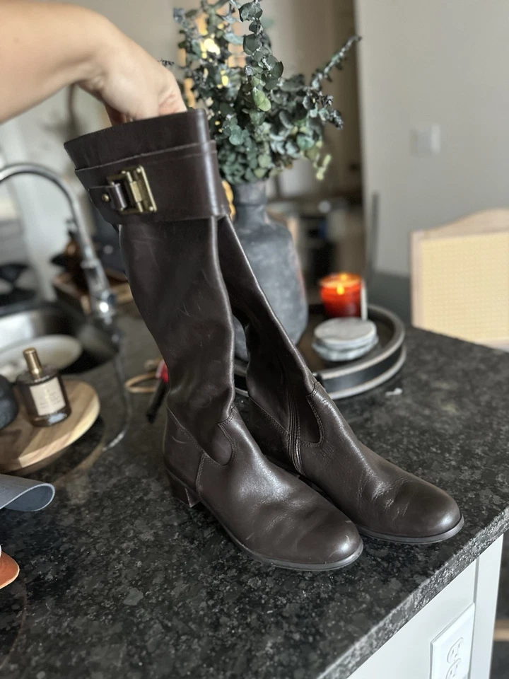 Botas altas de cuero marrón Tahari para mujer detalle de hebilla de latón talla 7 Foto 2 de 4