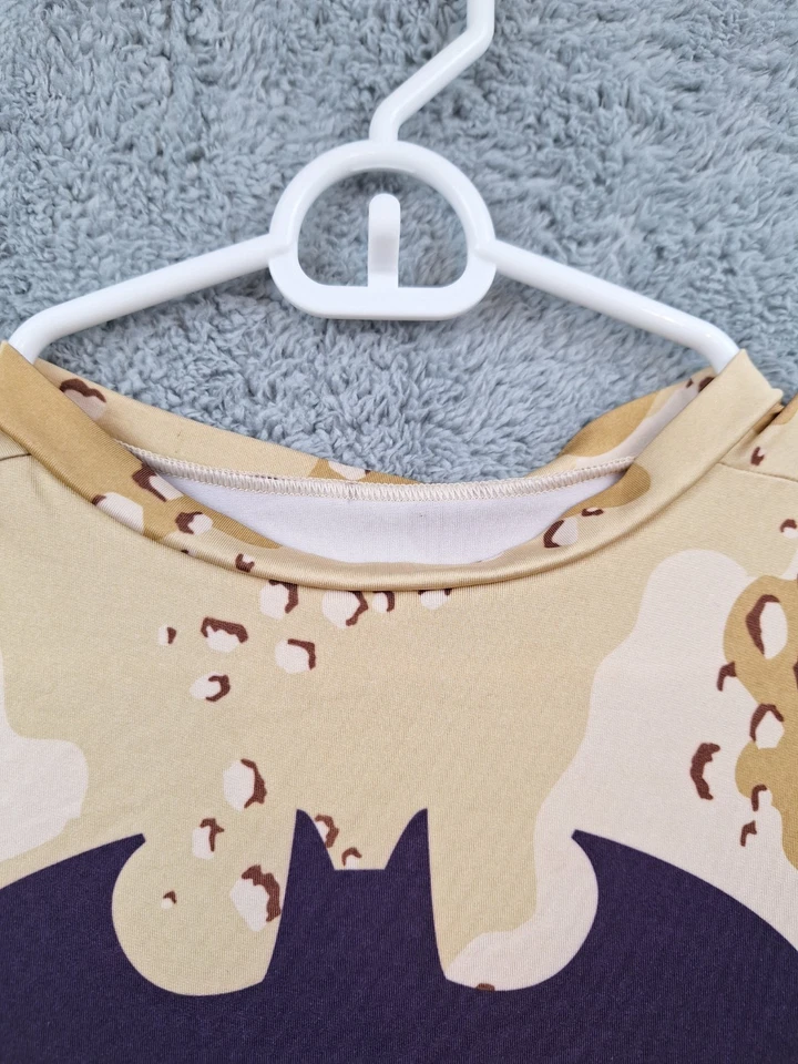 Camisa Under Armour Youth tamanho XL Batman Alter Ego compressão bege deserto camuflagem - Imagem 4 de 4