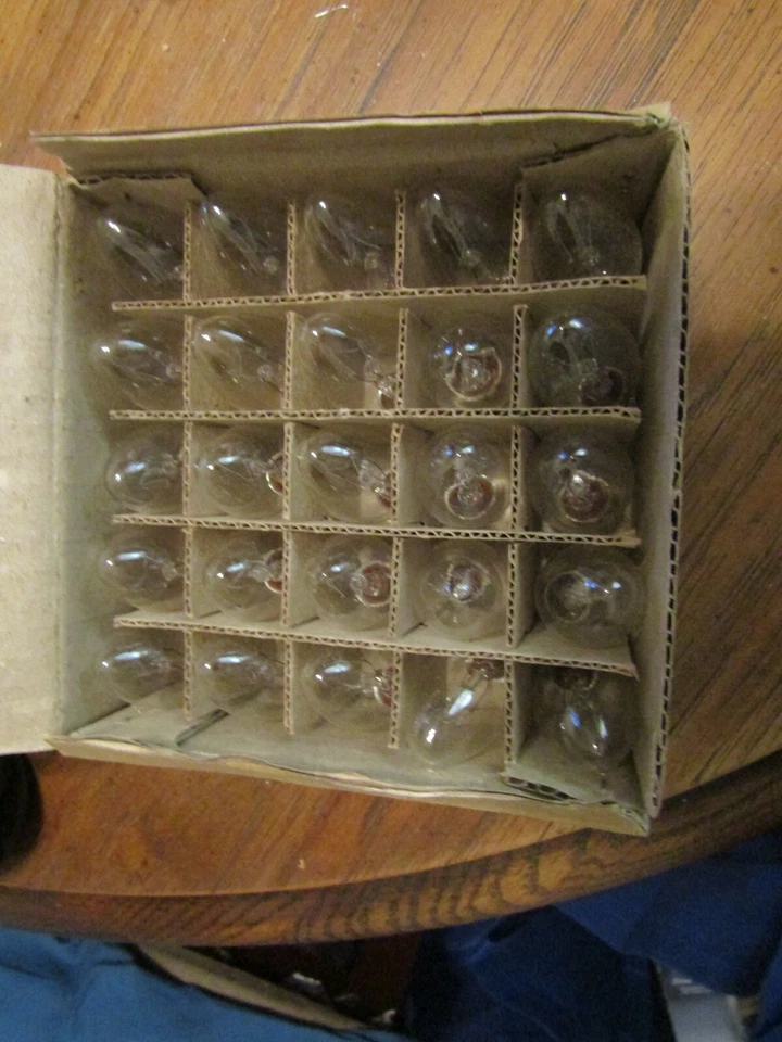 NEW IN BOX of 25 C7 130V Clear CHRISTMAS 7W Light Bulbs - Image 2 of 4