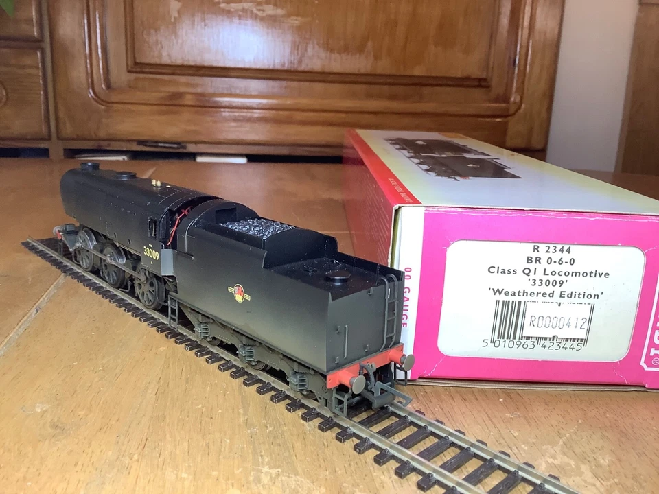 Hornby R2344 BR Black Late Crest 0-6-0 Class Q1 Loco 33009 Factory Weathered - Image 4 of 4