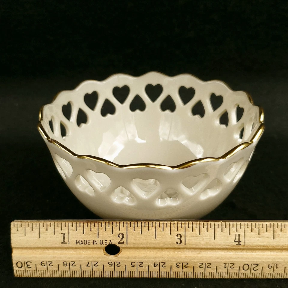 Tigela Lenox Heart Collection com pés de porcelana acabamento dourado corações perfurados - Imagem 3 de 4