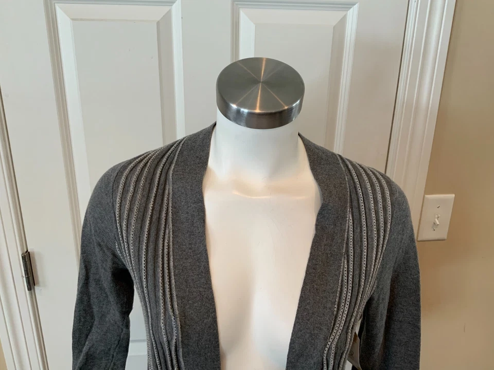 Cardigã listrado Anthropologie cinza aberto frontal de malha e nós, tamanho pequeno - Imagem 2 de 4