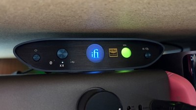 ifi zen one signature DAC. Includes charger, Bluetooth antenna, RCA cable, USB