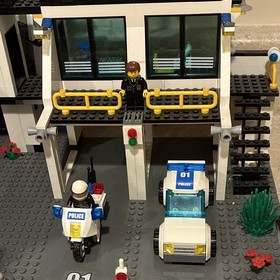 LEGO City Police Headquarters 7744 953pc 98% Complete + Instructions