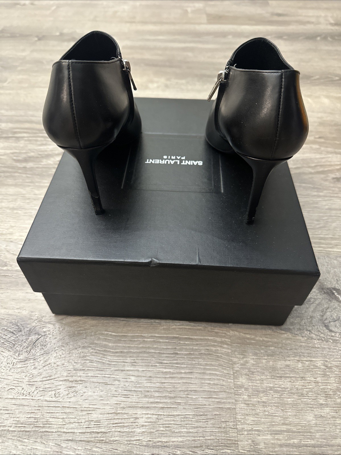 Stivaletti Saint Laurent in pelle nera con tacco e punta a cappuccio borchiata tg 37 5