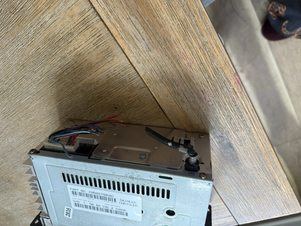 03-06 Dodge Stratus Radio AM/FM Reproductor de CD Unidad Principal Receptor | P05091506AE | OEM Foto 3 de 4