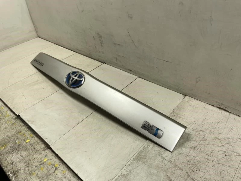 Toyota Prius 2010 híbrido tapa maletero adorno OEM+ (clásico plateado metálico) Foto 2 de 4