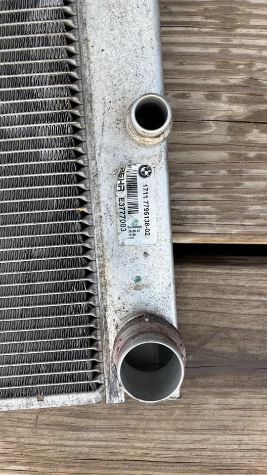 BMW 535i 2008-2010 montaje de radiador OEM usado 1711 7795138-02 Foto 2 de 3