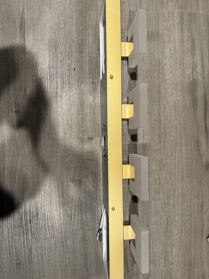 Luz de tocador solar dorada de 4 luces para baño Foto 2 de 4