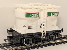 Hornby OO Gauge R011 Fisons Twin Silo Wagon