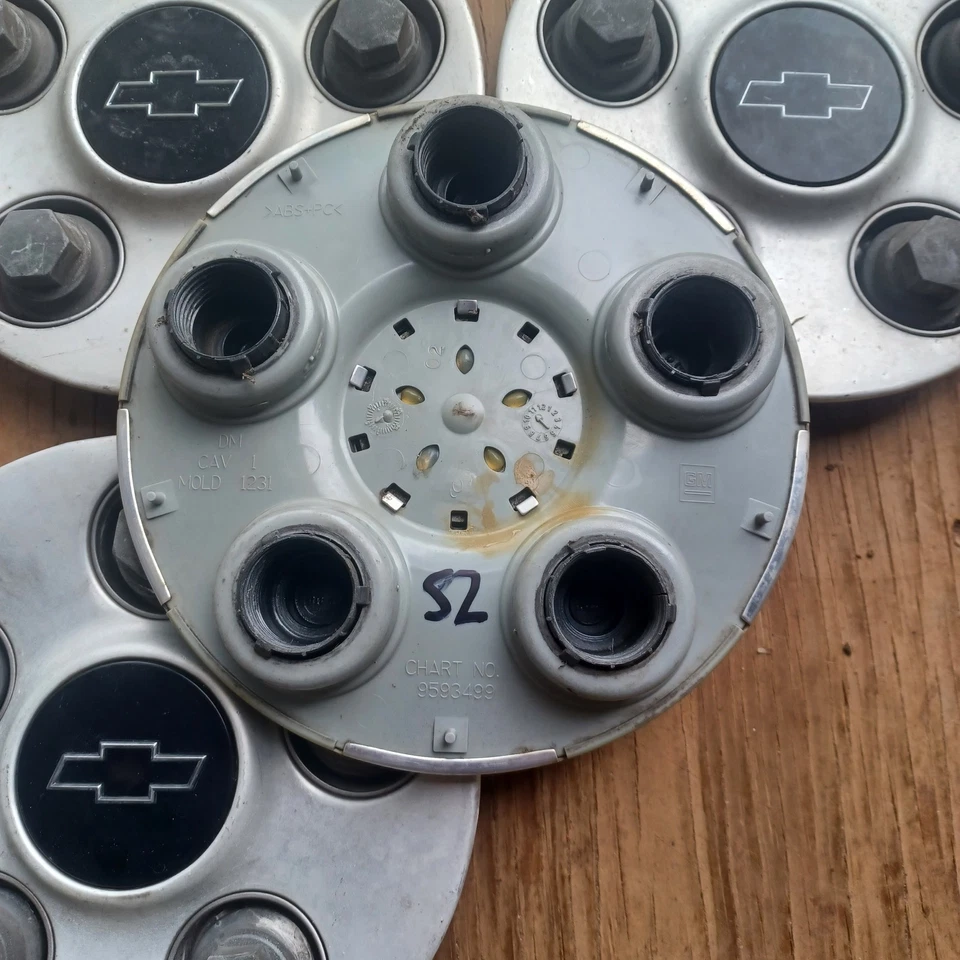 Juego de 4 tapas centrales Chevrolet Malibu, 2002-2005 número de pieza 9593499 S2 Foto 3 de 3