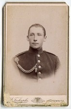 Portrait - Soldat mit Sch&uuml;tzenschnur & Eichel