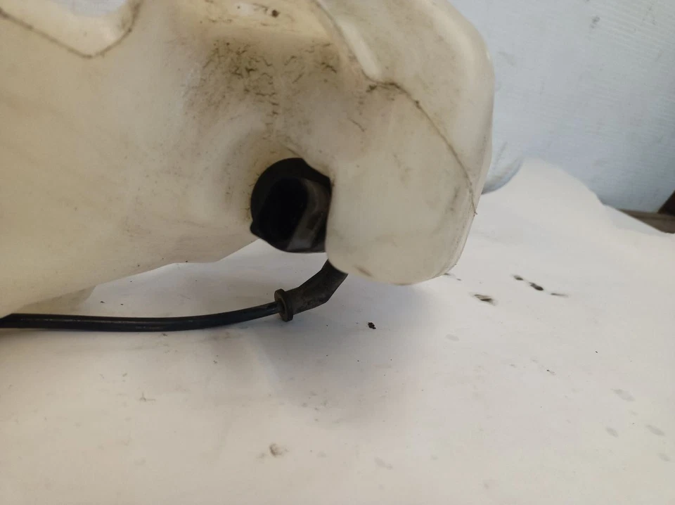 Wash Reservoir from 2014 Cadillac ELR 10125912 - Image 4 of 4