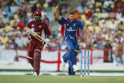 Steve Harmison takes the wicket of Brian Lara at the 5th One Day - 2004 Photo 1