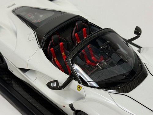 1/18 Ferrari La Ferrari in Gloss White Carbon Fiber Base #01 of 15 SE1006 - Bild 6 von 11