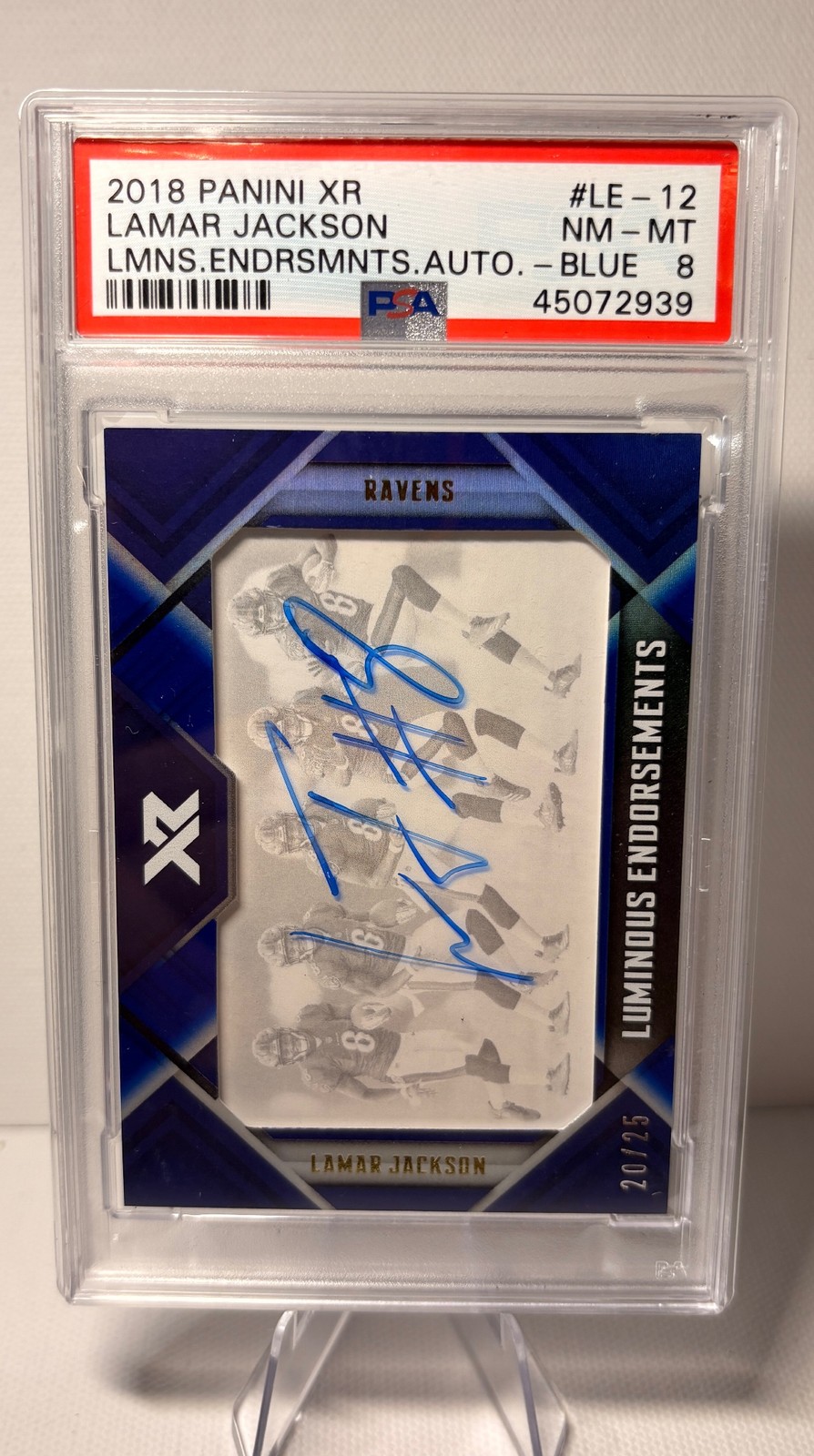 Lamar Jackson 2018 Panini XR LMNS.ENRSMNTS AUTO /25 LE-12 Baltimore Ravens PSA 8