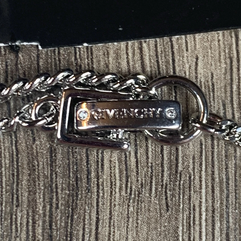 Collar colgante extensor de piedra de vidrio para mujer Givenchy de $80 color azul denim Foto 3 de 4