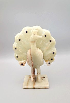 Grüner Onyx Pfau Ornament mit offenem Schwanz verziert mit blauen Steinen