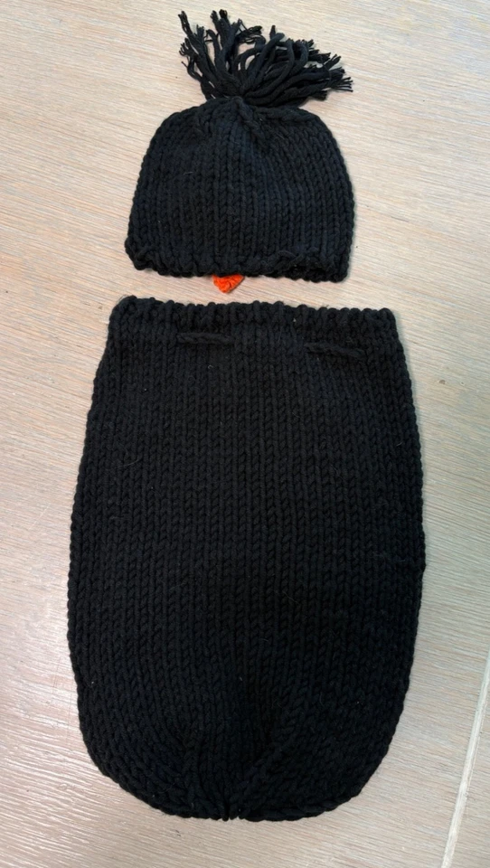 Disfraz de Pingüino Recién Nacido Bebé Crochet Cocoon en Negro, Blanco y Naranja con Sombrero Foto 2 de 4