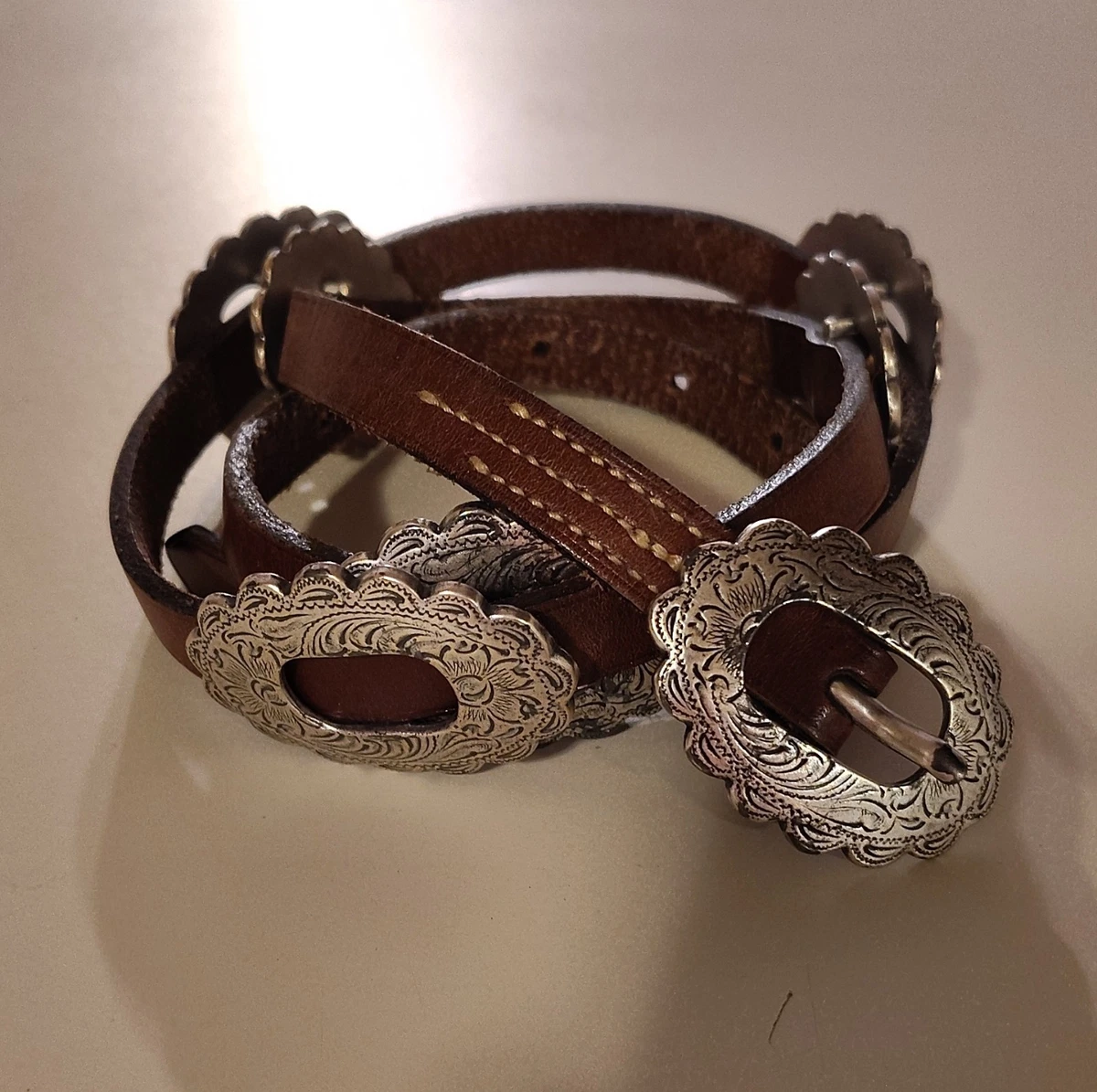 Ceinture 100% cuir Marron vachette robuste ornée de conchos motif