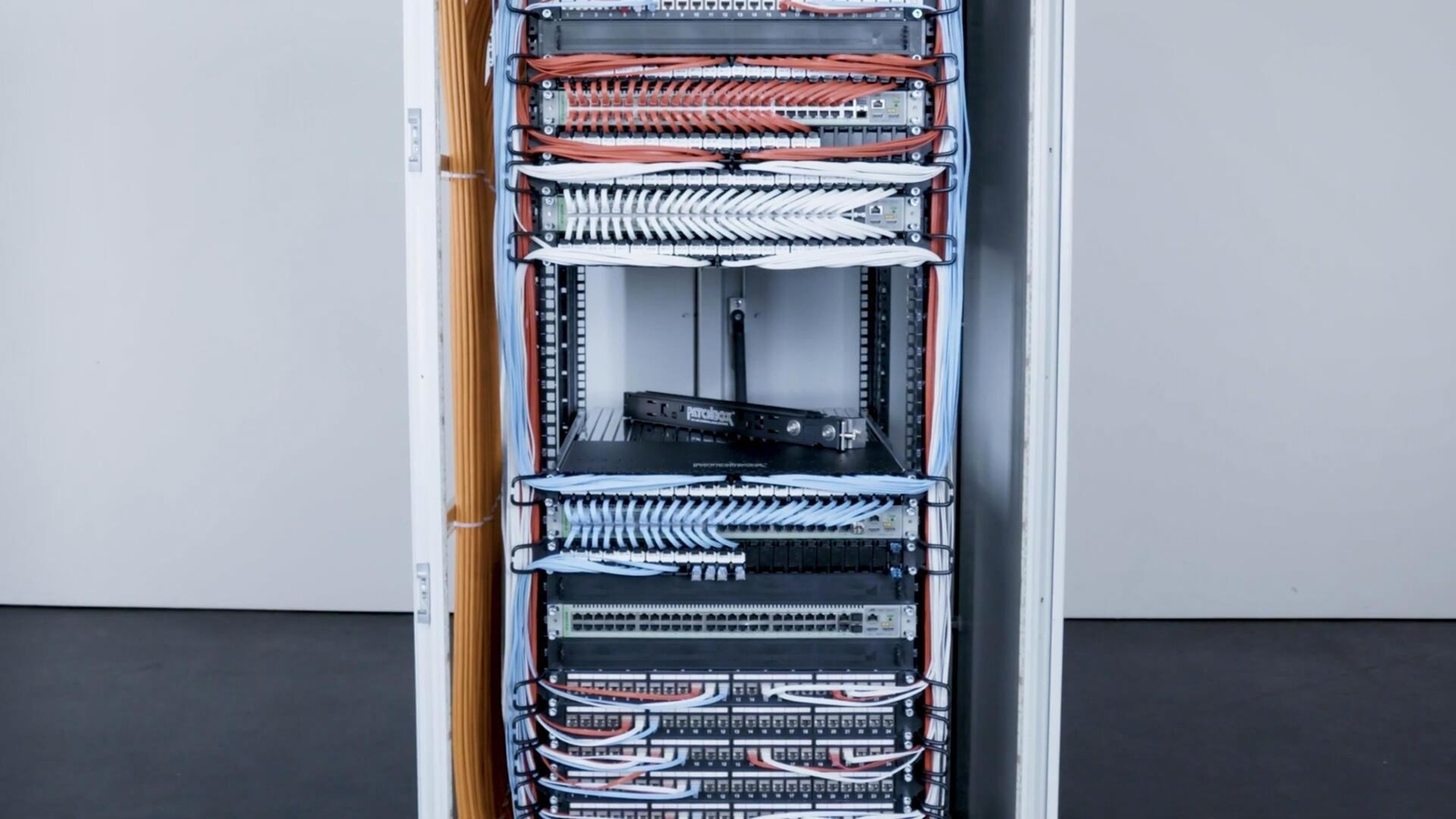 PATCHBOX PLUS+ - Kabeleinzugssystem - RAL 9005 (P60STPXC6AX24Y)