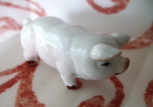 VINTAGE CERAMIC or PORCELAIN MINIATURE POT BELLY PIG FIGURINE - Picture 7 of 10