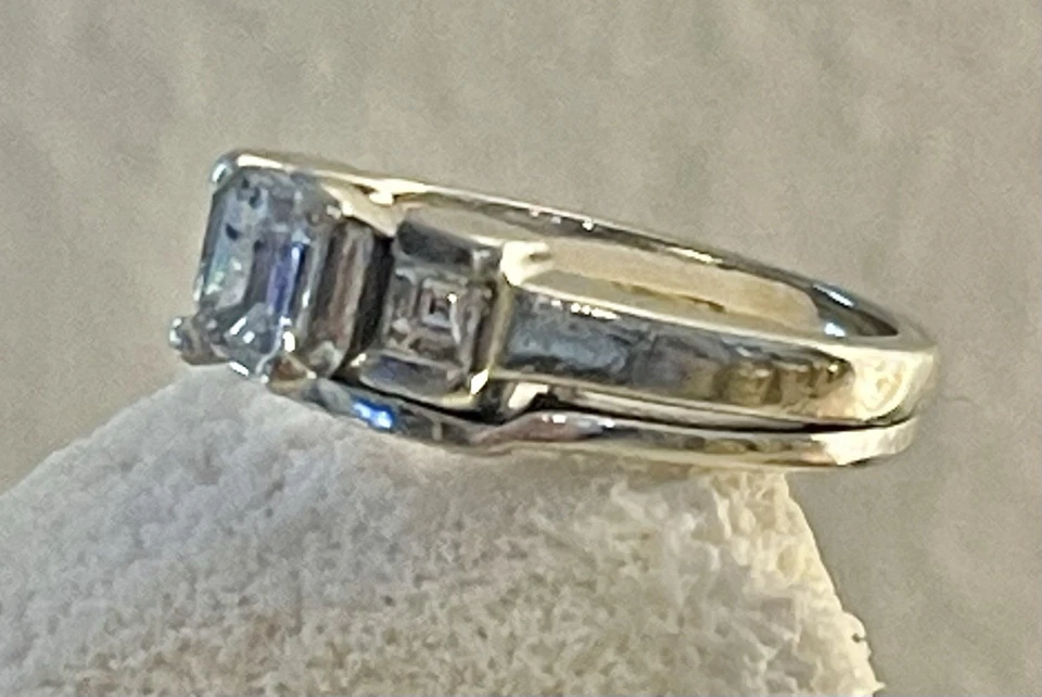 Alianza de compromiso de oro blanco de 14K de 3 diamantes talla esmeralda de 1/2 quilate talla 7,5 Foto 3 de 4