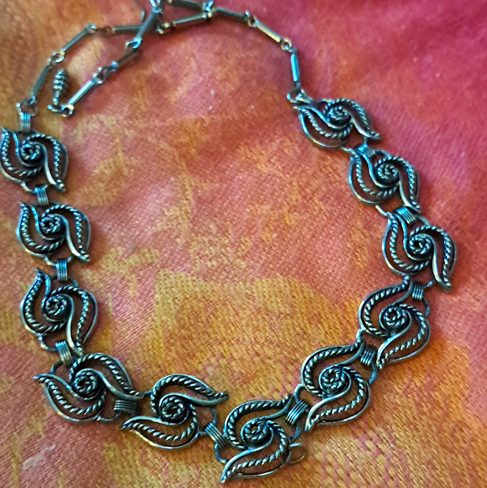Silver Tone Leaf Link Chain Bracelet Metal No Stone Lobster Clasp Swirl Link