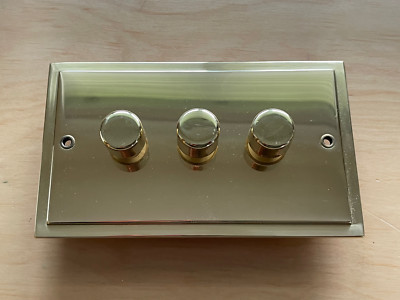 Messing poliert, Dreifachgang-Dimmer mit Stufenkante. Prima Tudor TR24