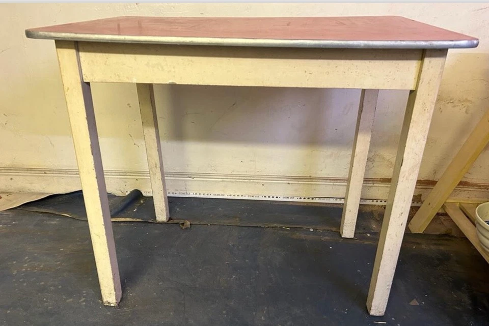 VINTAGE RETRO MID CENTURY FORMICA DINING KITCHEN TABLE RED MELAMINE WOODEN WOOD - Image 3 of 4