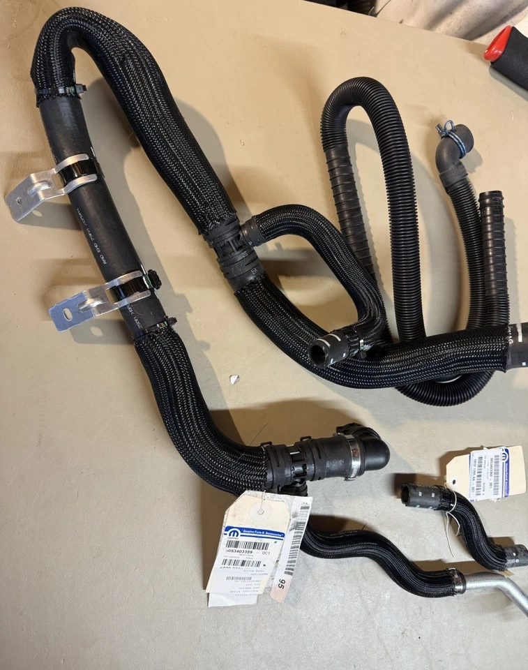 Manguera de salida de radiador motor delantero Dodge Dart 2016 original Mopar 68092561AG Foto 4 de 4