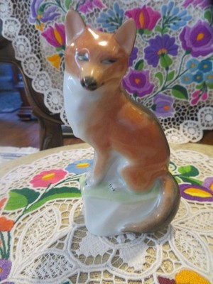 HEREND, FOX SITTING HAND PAINTED PORCELAIN FIGURINE