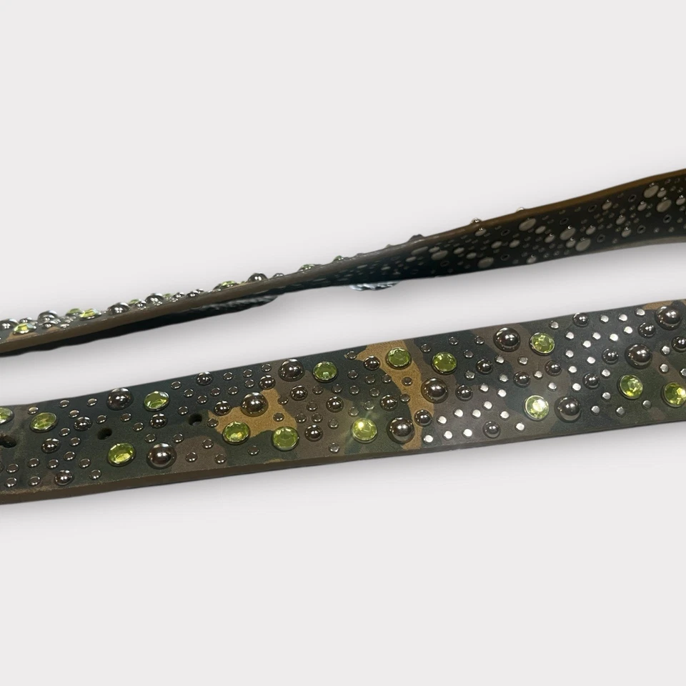 Cinturón de cuero Ariat camuflaje con adornos plateados y verdes Foto 3 de 4