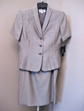 NWT LE SUIT Amazon Hues Chocolate Short Sleeve 3 Button Skirt Suit Sz 10 200