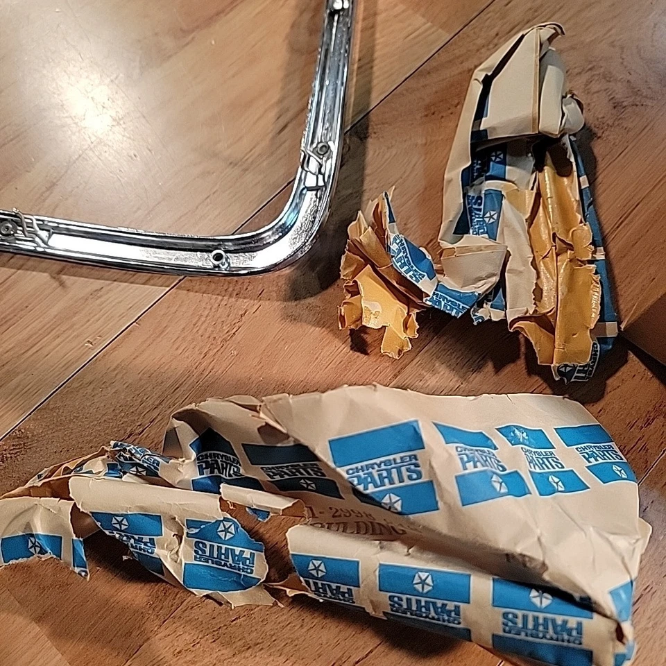 Guardabarros derecho Mopar 2998832 borde delantero moldura 1969 Plymouth Sport Fury I II III Foto 3 de 4