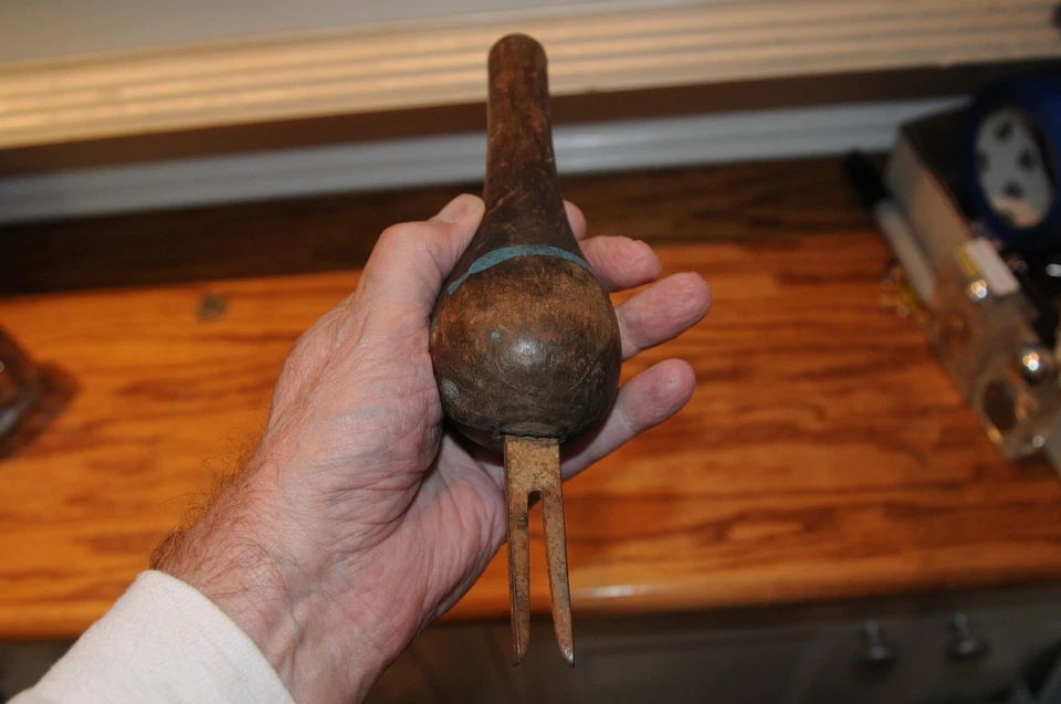 Старинный примитивный деревянный отвесный инструмент XIX в. с двойным металлическим наконечником* - Изображение 2 из 4