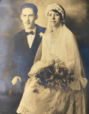 1920s YOUNG BRIDE and GROOM antique wedding photograph in folder AMERICANA