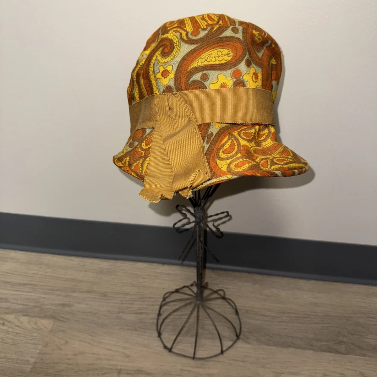 Hat Stand In Women display picture 1