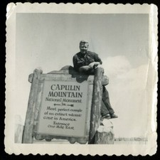 Foto de colección HOMBRE SENTADO EN LA CIMA DE LA MONTAÑA CAPULIN LETRERO MONUMENTO NAT'L CASI NUEVO AÑOS 50