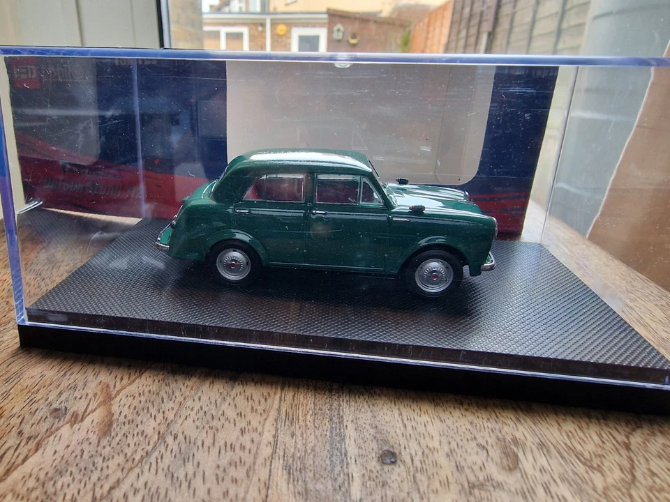 EBBRO TomyTec DATSUN Sedan 112 Die Cast Car GREEM 1/43 Scale - Image 3 of 4