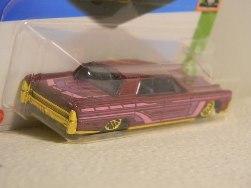 2023 Hot Wheels 246/250 " '64 Lincoln Continenta", Magenta, 5/5 Slammed Series - Picture 10 of 13