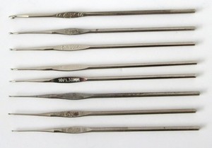 LOT 8 VINTAGE BOYE STEEL CROCHET HOOKS SIZES 00,  (TWO) 5 , 7, 10 , & (THREE) 11