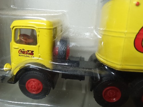 XX633 Coca-Cola 1:64 Mack "Coca Cola" confezione originale 3/2 semirimorchio valigia veicolo vintage nuovo ov - Foto 11 di 14