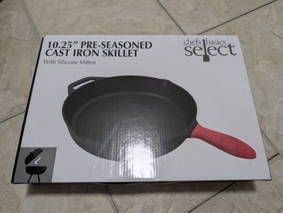 Chefs Basics Select 10.25'' Pre-Seasoned Cast Iron Skillet & Silicone Mitten Set